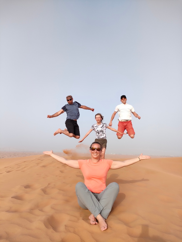 excursion dans le désert de Dubaï - dunes bashing 4x4 dans les dunes de sable, les 3 chatons et william en action