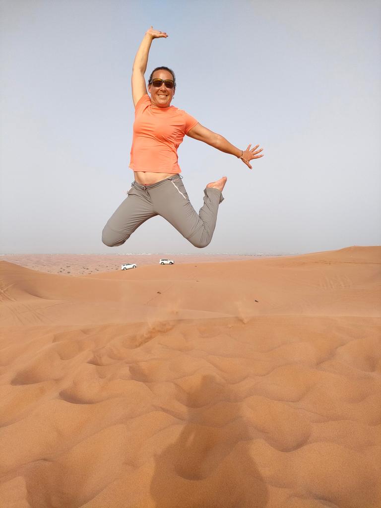 excursion dans le désert de Dubaï - dunes bashing 4x4 dans les dunes de sable, chatoune qui saute