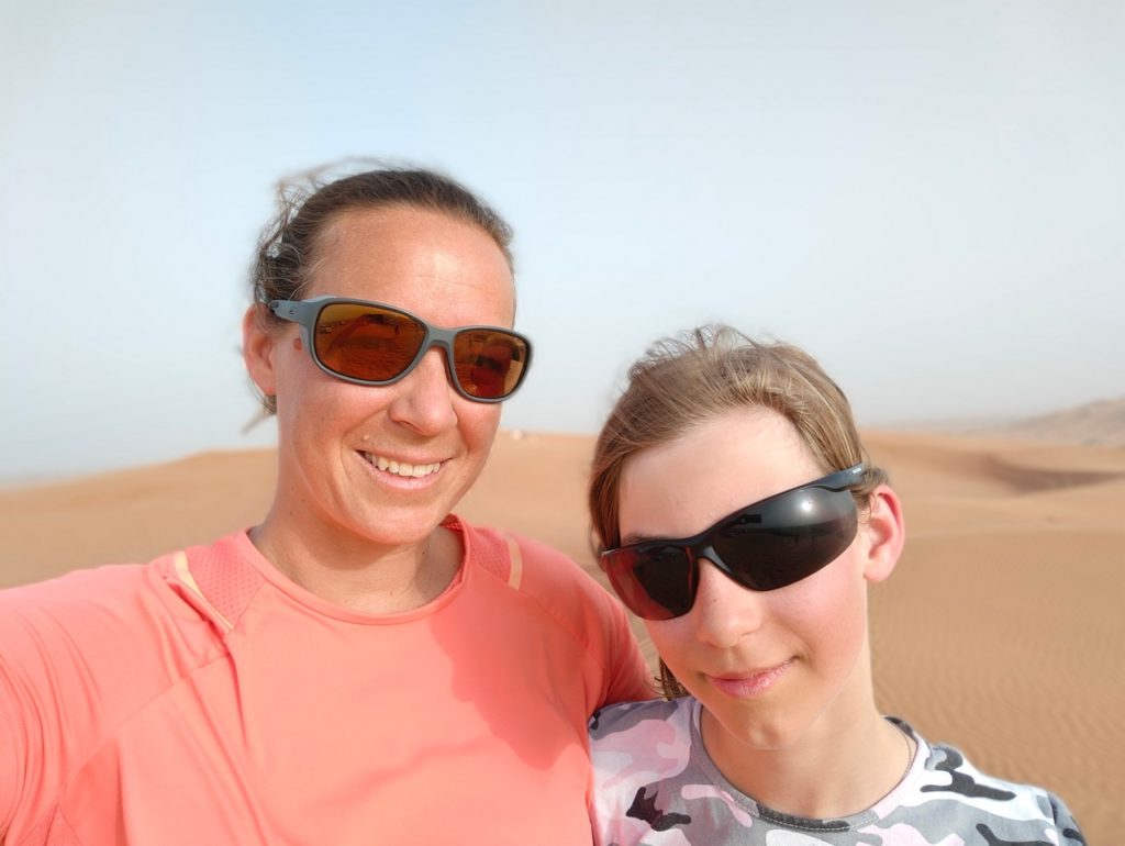 excursion dans le désert de Dubaï - dunes bashing 4x4 dans les dunes de sable, chatoune et chatounette