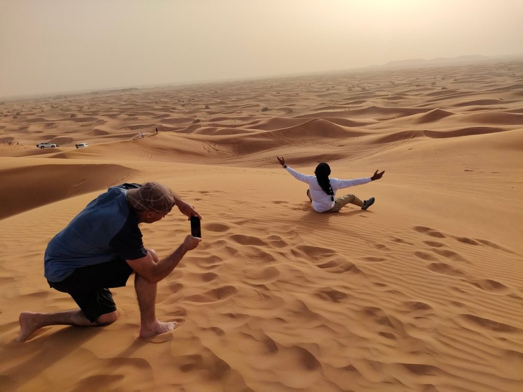 excursion dans le désert de Dubaï - dunes bashing 4x4 dans les dunes de sable, chaton joue au photographe
