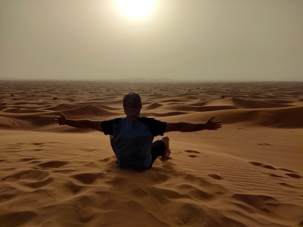 excursion dans le désert de Dubaï - dunes bashing 4x4 dans les dunes de sable, chaton ouvre les bras au désert et au soleil