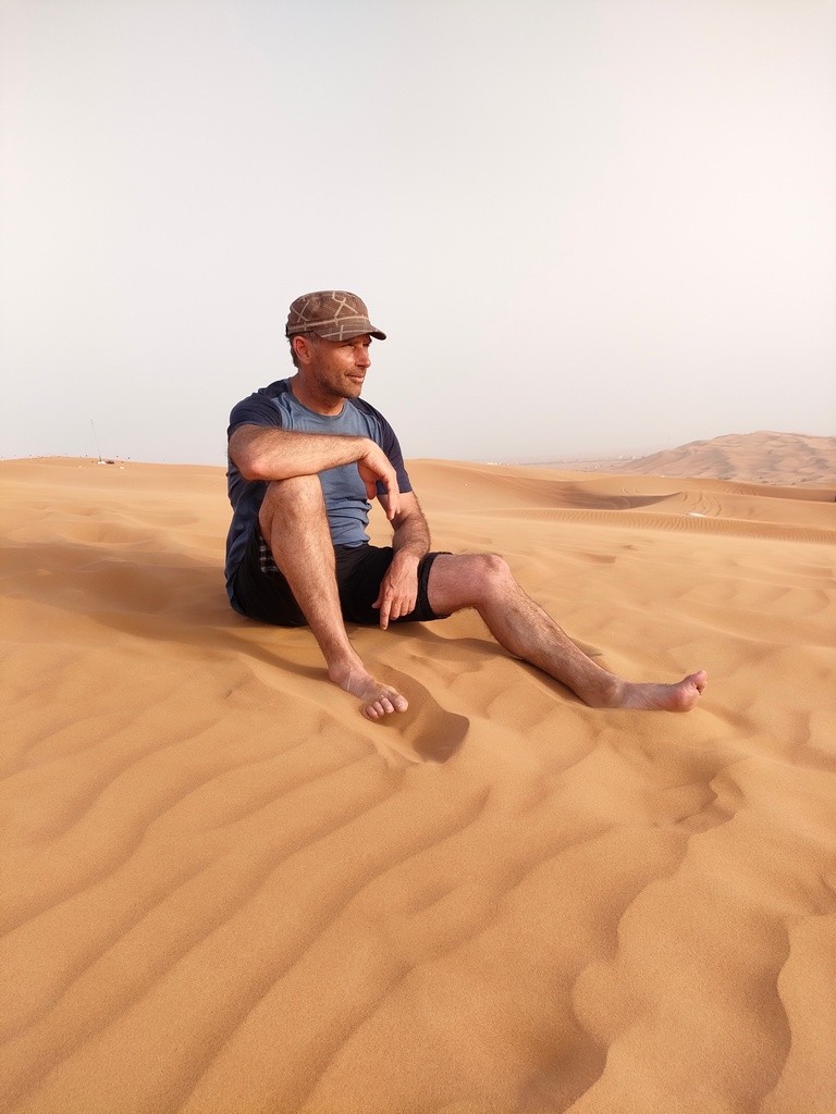 excursion dans le désert de Dubaï - dunes bashing 4x4 dans les dunes de sable, chaton assis dans le sable