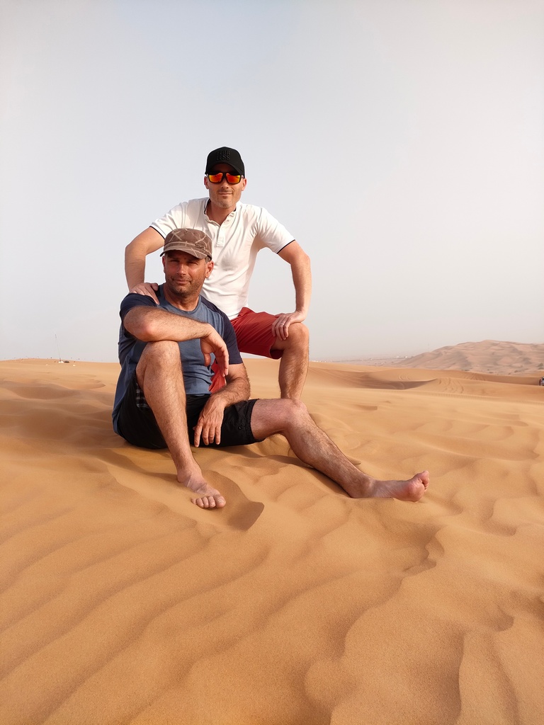 excursion dans le désert de Dubaï - dunes bashing 4x4 dans les dunes de sablen chaton et william