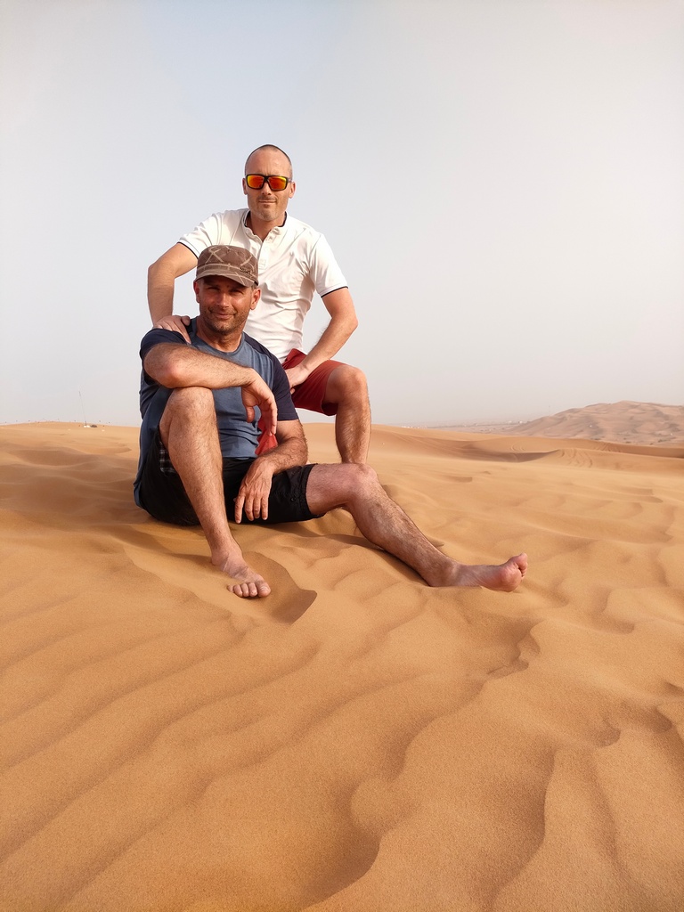 excursion dans le désert de Dubaï - dunes bashing 4x4 dans les dunes de sable, chaton et william posent à la golden hour