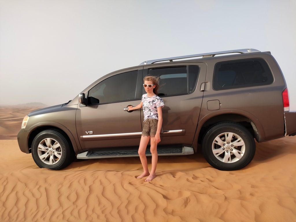 excursion dans le désert de Dubaï - dunes bashing 4x4 dans les dunes de sable, chatounette devant le véhicule 4x4