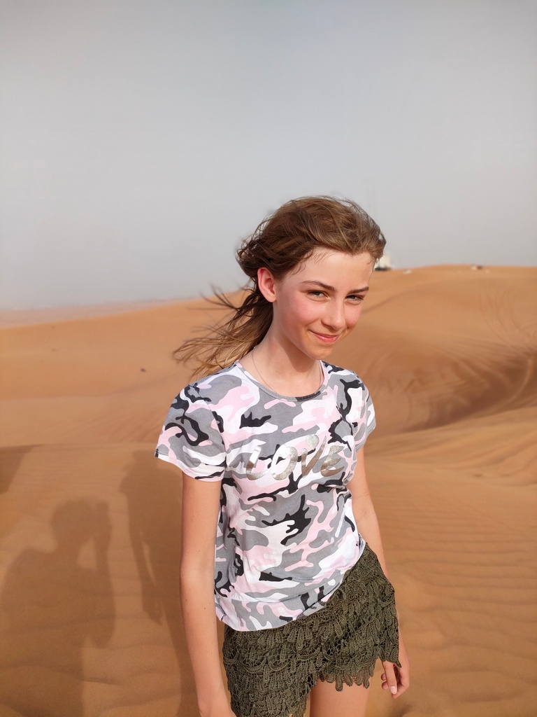 excursion dans le désert de Dubaï - dunes bashing 4x4 dans les dunes de sable, portrait de chatounette