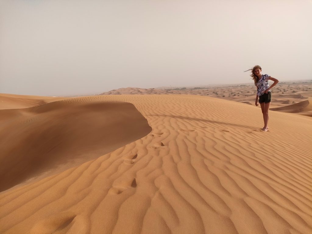excursion dans le désert de Dubaï - dunes bashing 4x4 dans les dunes de sable, chatounette dans le désert