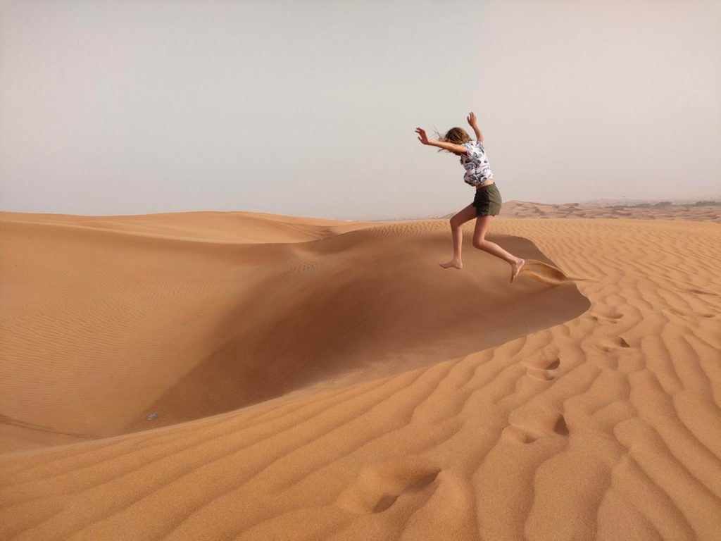 excursion dans le désert de Dubaï - dunes bashing 4x4 dans les dunes de sable, chatounette qui saute dans le sable