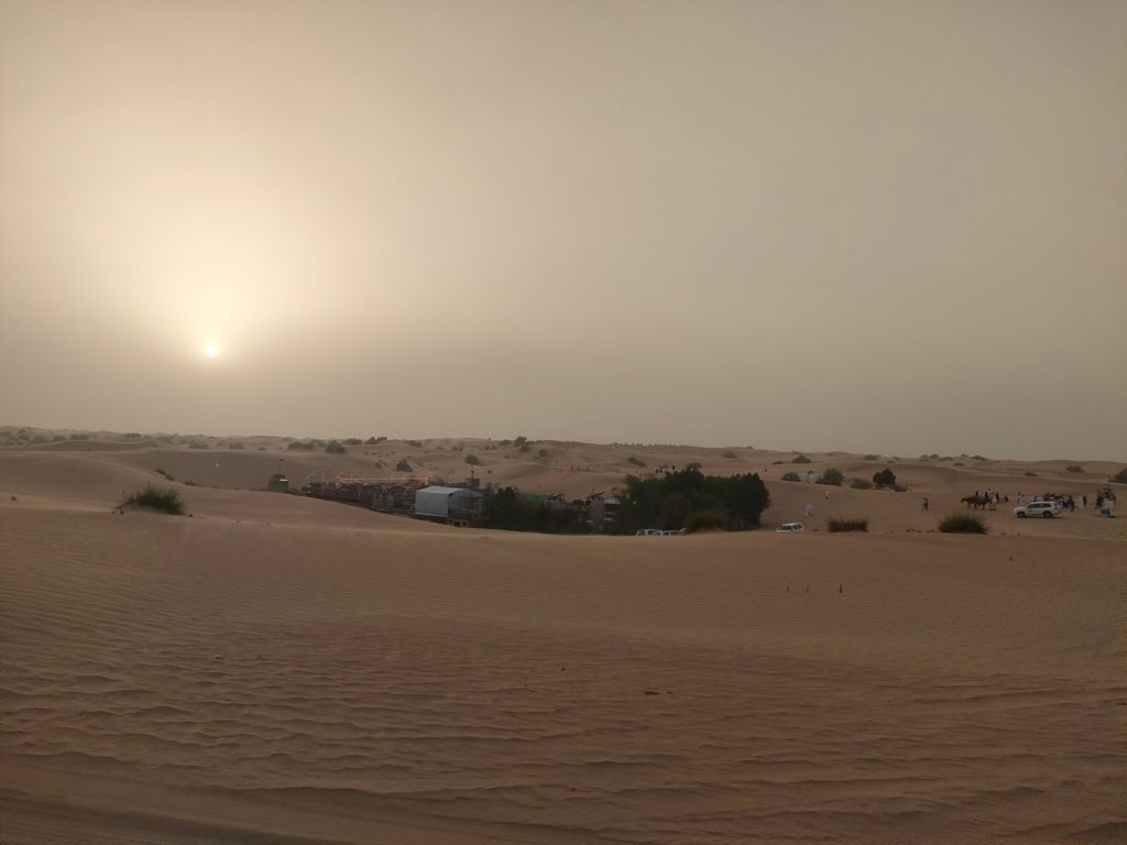excursion dans le désert de Dubaï - dunes bashing 4x4 dans les dunes de sable, arrivée au camp