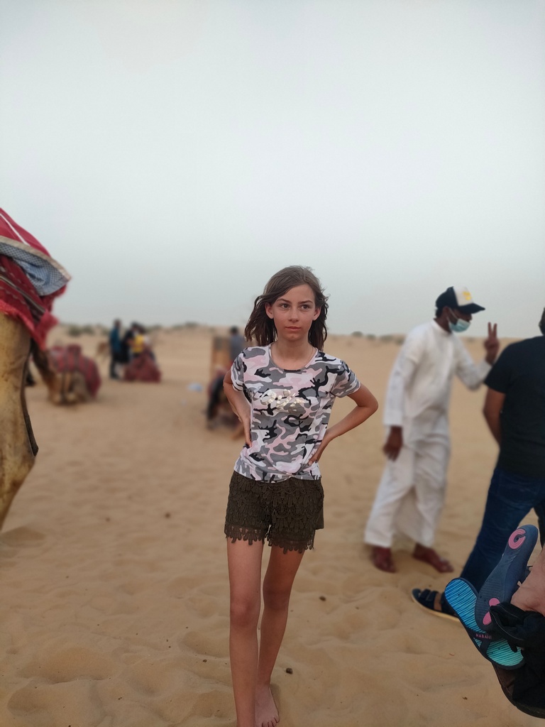 excursion dans le désert de Dubaï - dunes bashing 4x4 dans les dunes de sable, chatounette entre les dromadaires