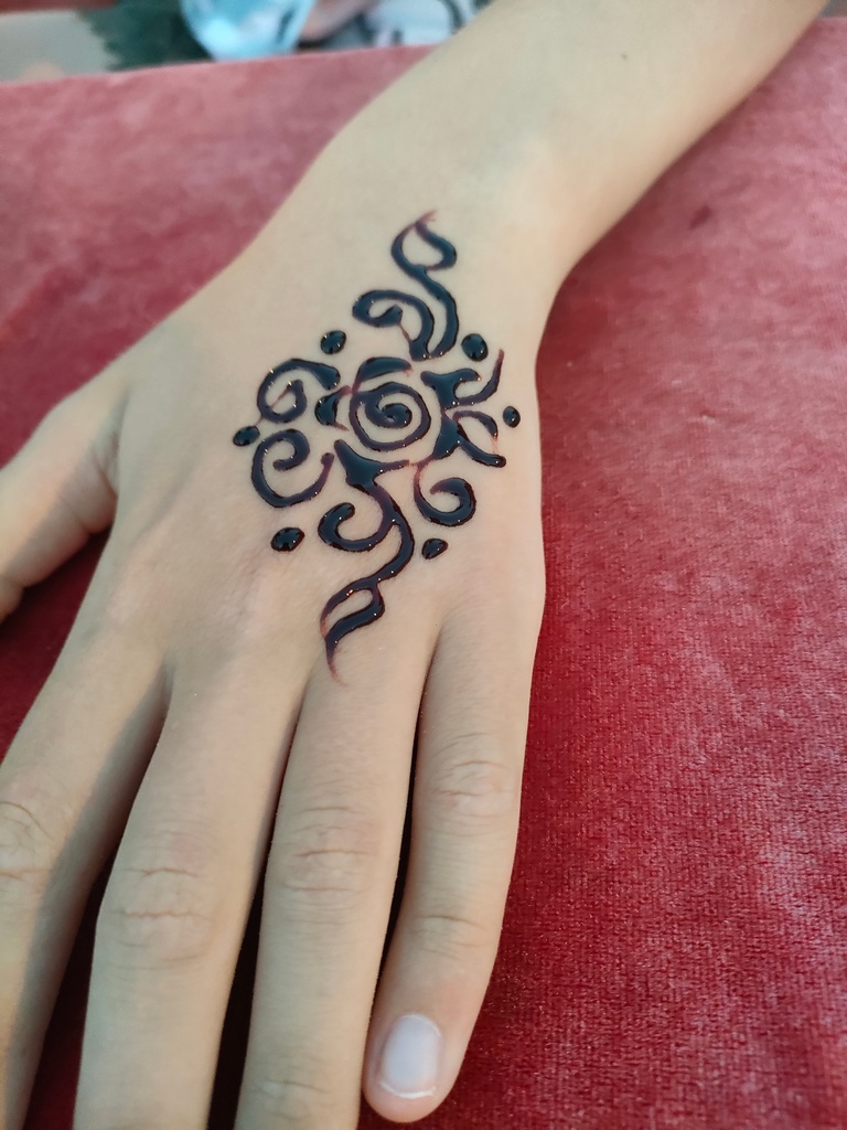 excursion dans le désert de dubai - tatouage au henné sur la main