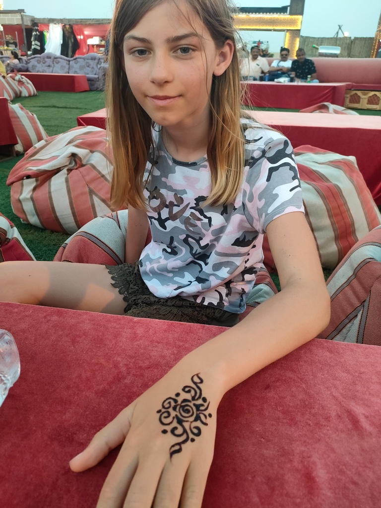 excursion dans le désert de dubai - tatouage au henné sur la main de chatounette