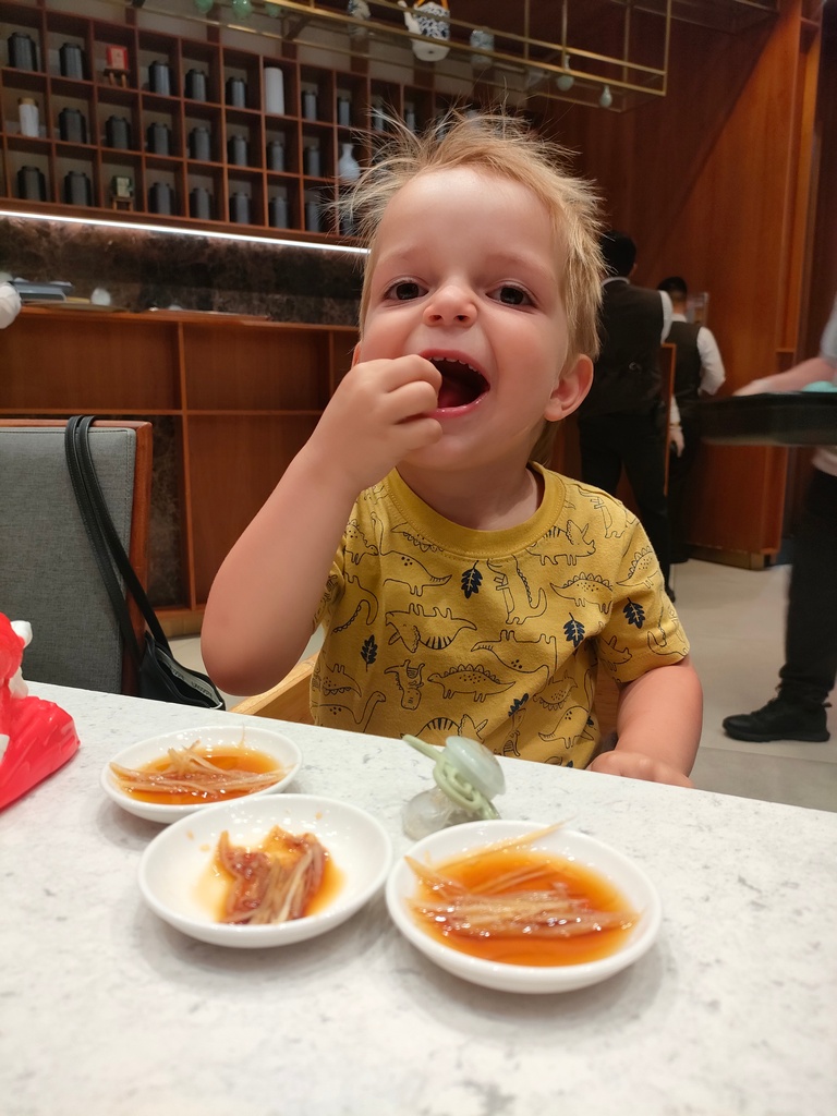 tom mangeant du gingembre à Din Tai Fung restaurant dubaï