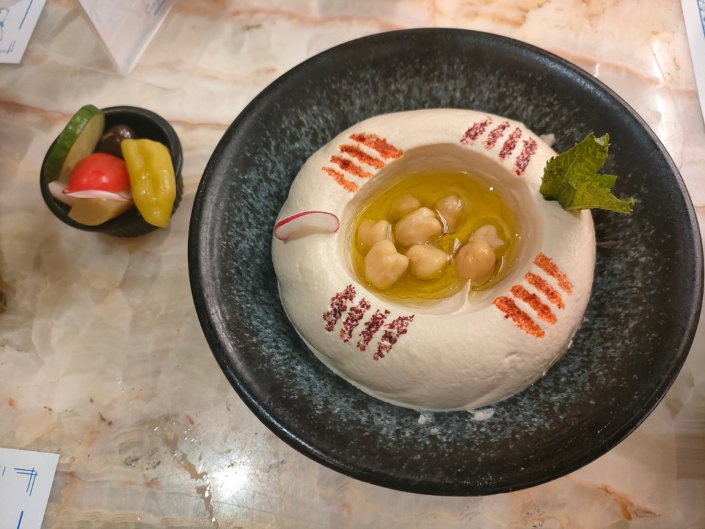 Sansastion restaurant et bar à shisha à Dubaï, hummus