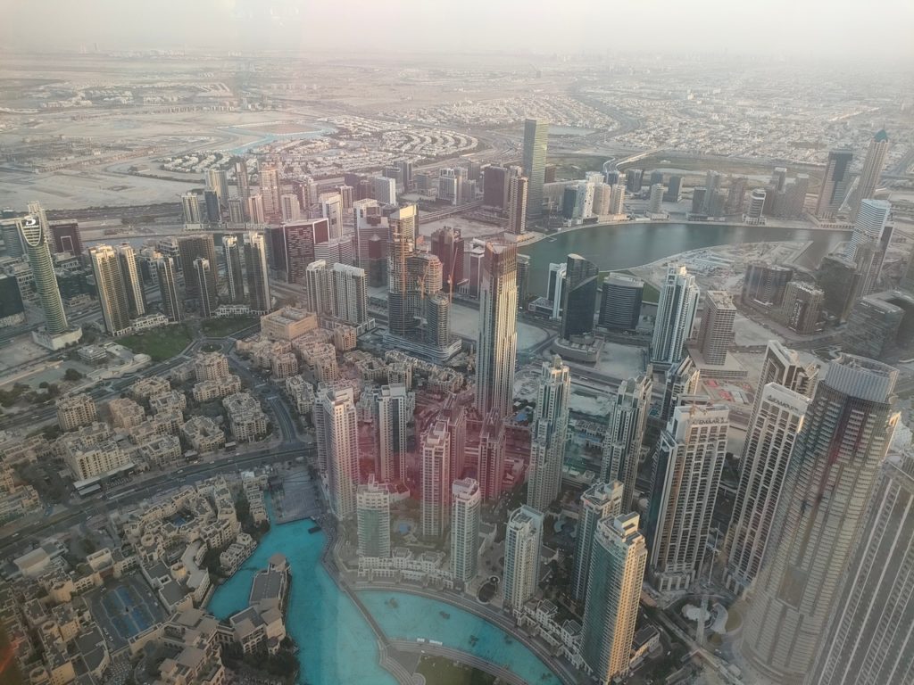 vue depuis le 125 ème étage du burj khalifa, vers le désert, dubai
