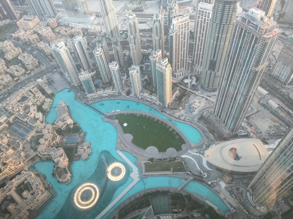 vue depuis le 125 ème étage du burj khalifa, vers le bas, dubai