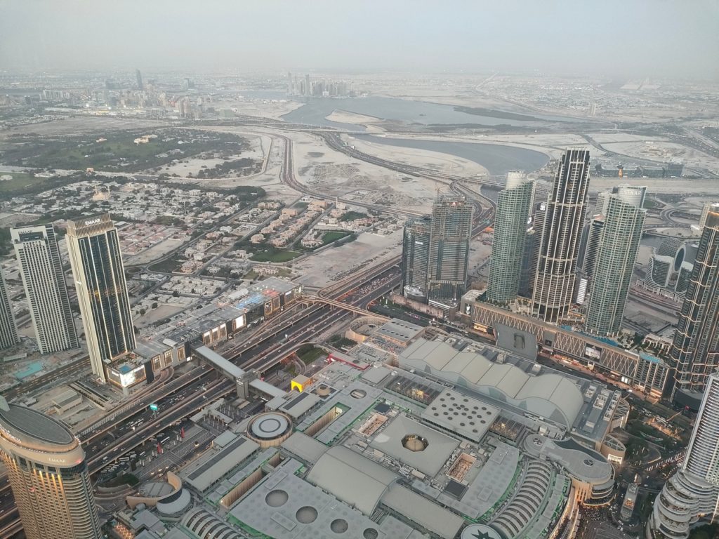 la vue depuis le 125 ème étage du burj khalifa, dubai