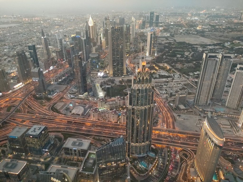la vue depuis le 125 ème étage du burj khalifa, de nuit, dubai