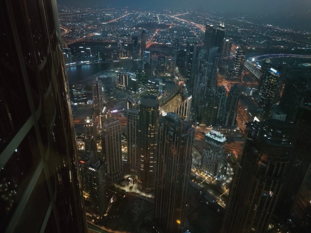 la vue depuis le 125 ème étage du burj khalifa, de nuit, dubai