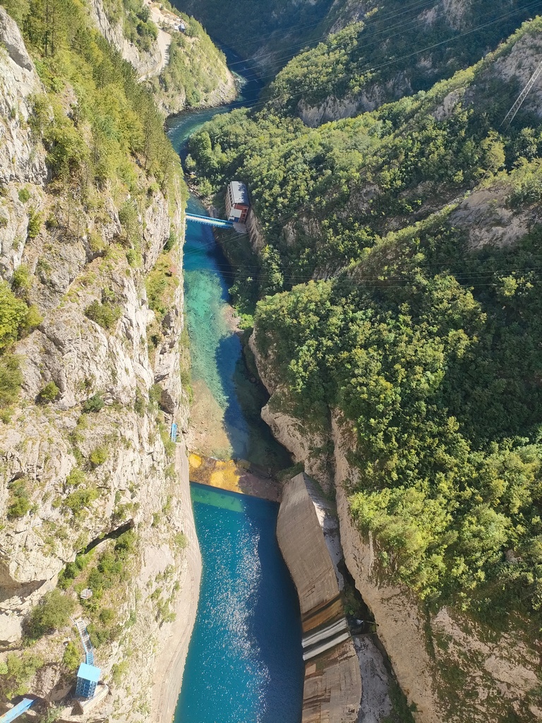 canyon de Piva au pied du barrage