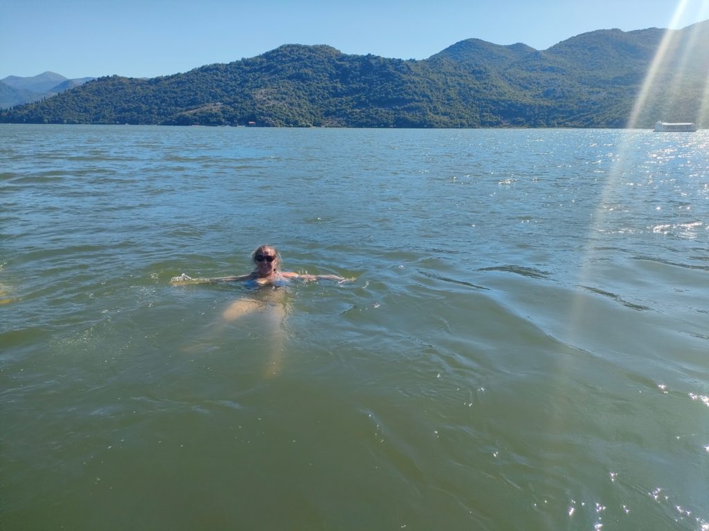 Excursion en bateau sur le lac Skadar, Chatoune se baigne dans le lac