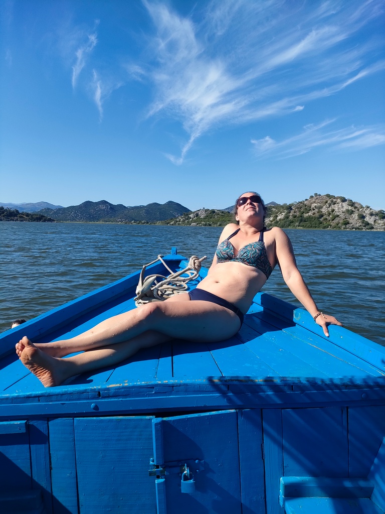 Excursion en bateau sur le lac Skadar, Chatoune bronze sur l'avant du bateau