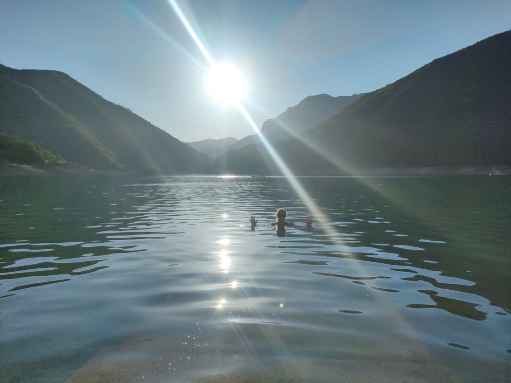 baignade dans le Lac de Piva près de Pluzine