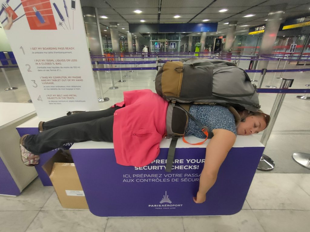 chatoune dort à l'aéroport paris CDG