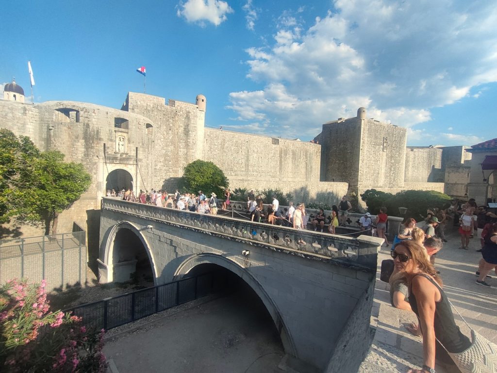 Dubrovnik la vieille ville et son fort , porte d'entrée