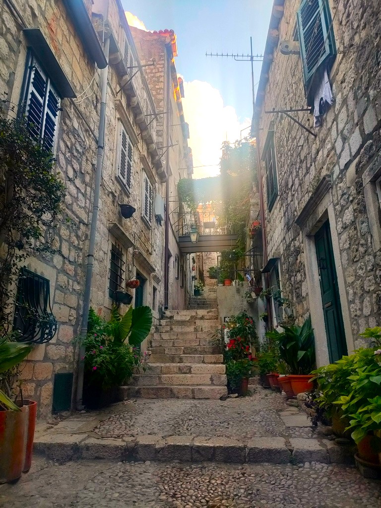 Dubrovnik la vieille ville et son fort , ruelle