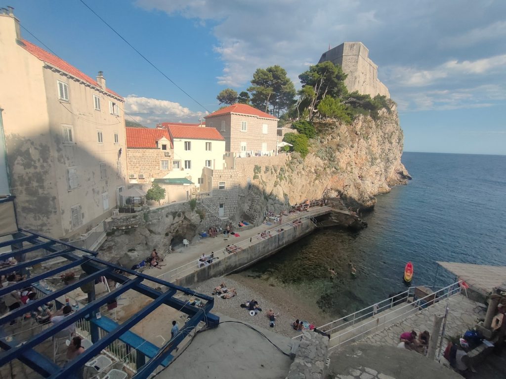 Dubrovnik la vieille ville et son fort , plage
