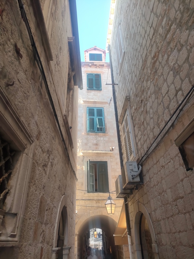 Dubrovnik la vieille ville et son fort , ruelle
