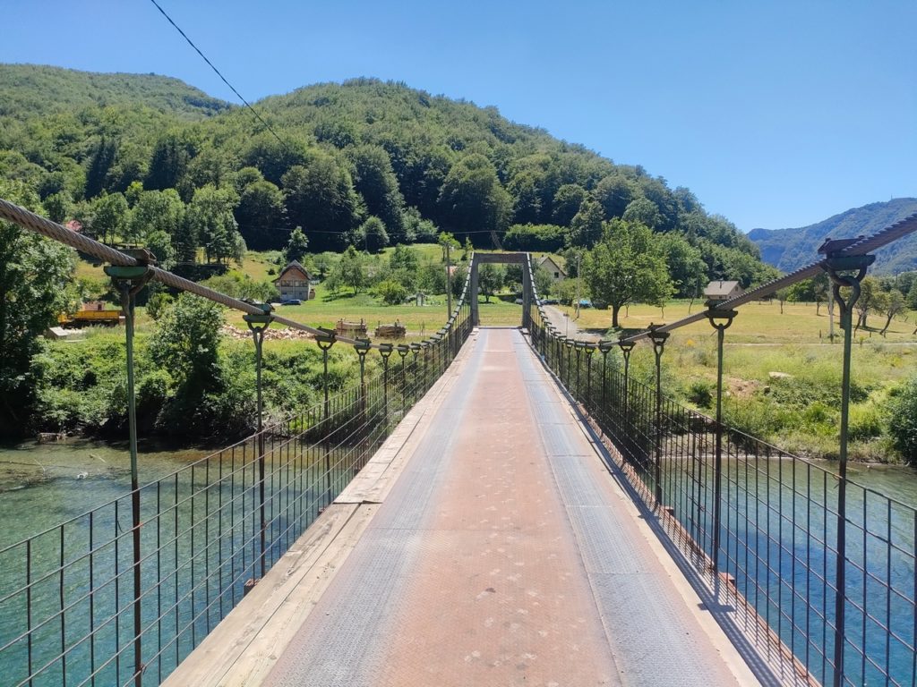 Pont suspendu au dessus de la rivière Moraca