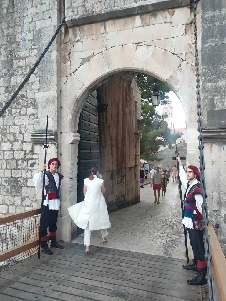 soirée lors du festival du dubrovnik, garde en tenue à l'entrée de la porte de la vieille ville