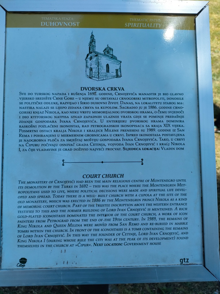 explication devant l'église de cetinje