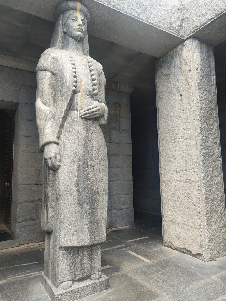 Statue dans le mausolée du Parc National du Lovcen