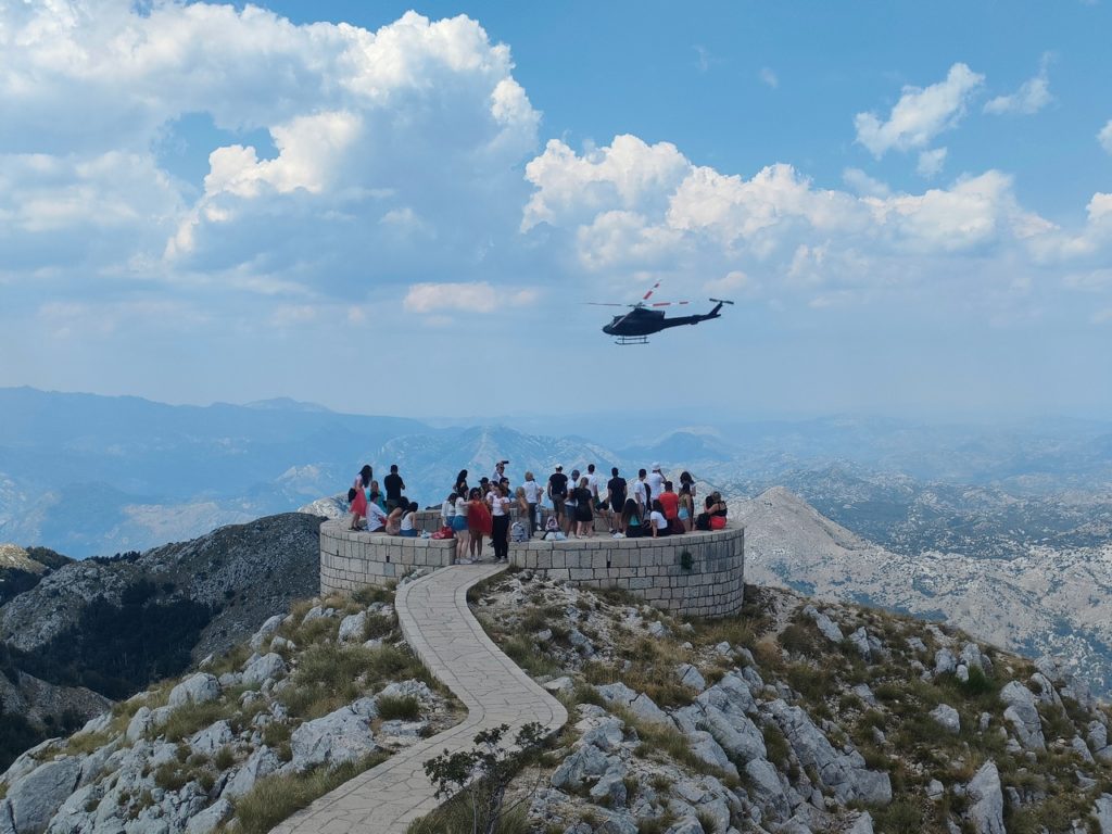 hélicoptère au dessus du point de vue du Parc National du Lovcen