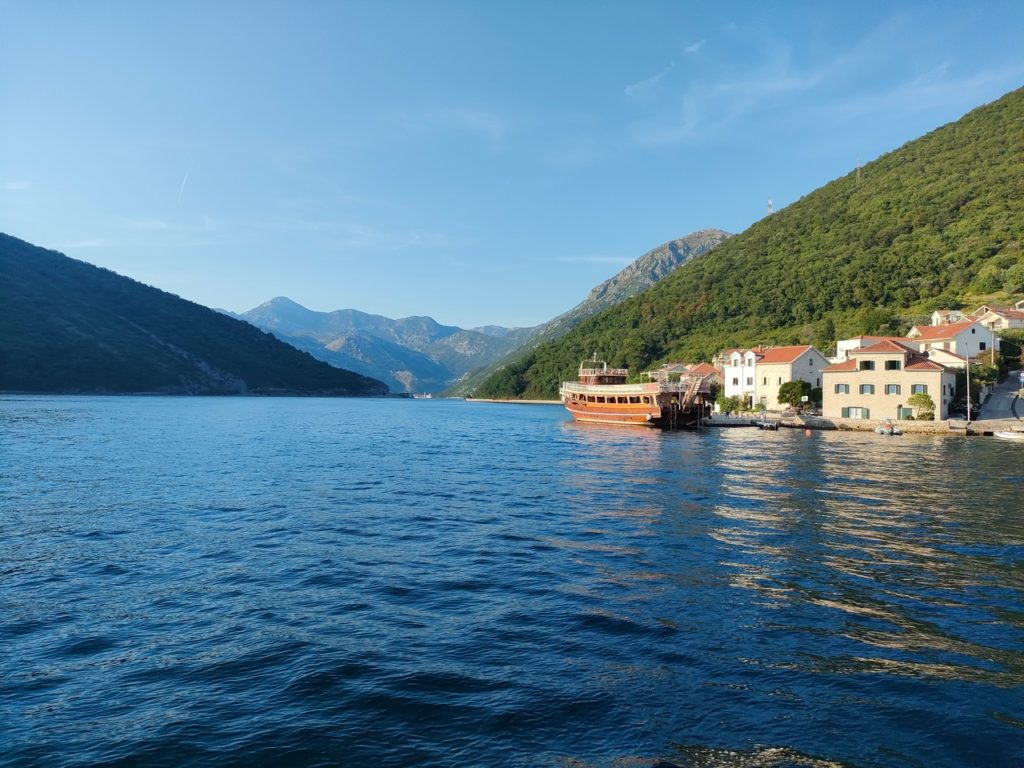 vue sur village depuis le Ferry de la baie de Kotor après la visite de Lustica