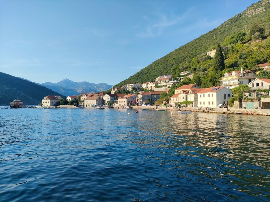 vue sur village depuis le Ferry de la baie de Kotor après la visite de Lustica