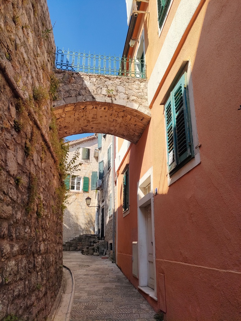 Visite de la vieille ville d'Herceg Novi, ruelle