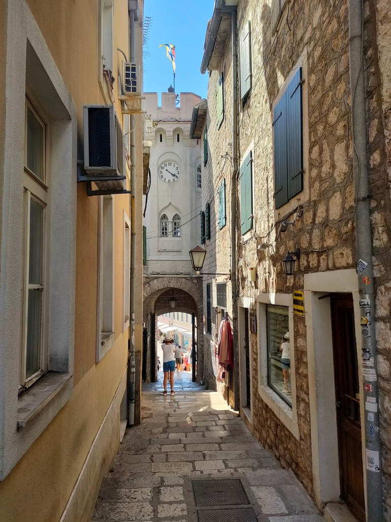 Visite de la vieille ville d'Herceg Novi, ruelle