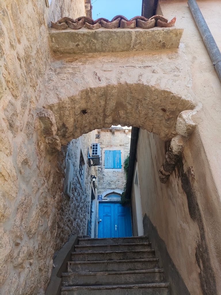 Visite de la vieille ville d'Herceg Novi, escalier