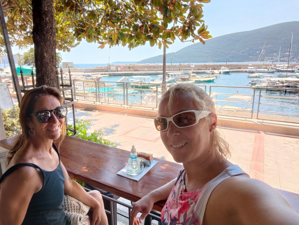 Coco et Chatoune au restaurant à Herceg Novi