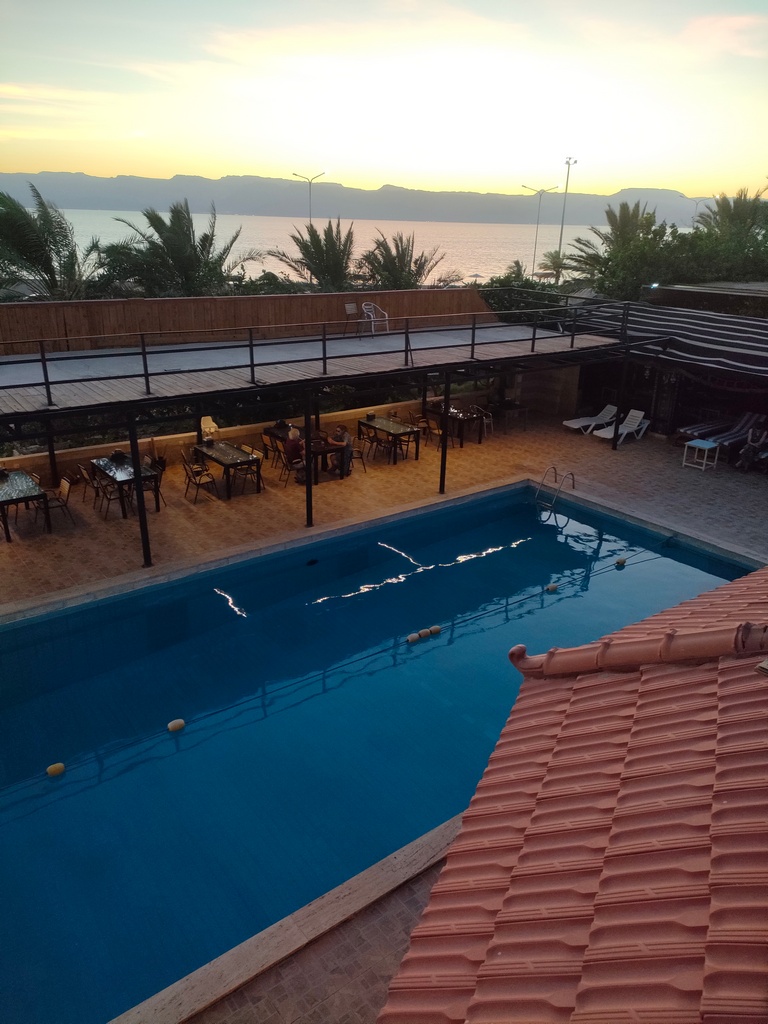 coucher de soleil sur la mer rouge, vue piscine du Darna Divers Village Hôtel