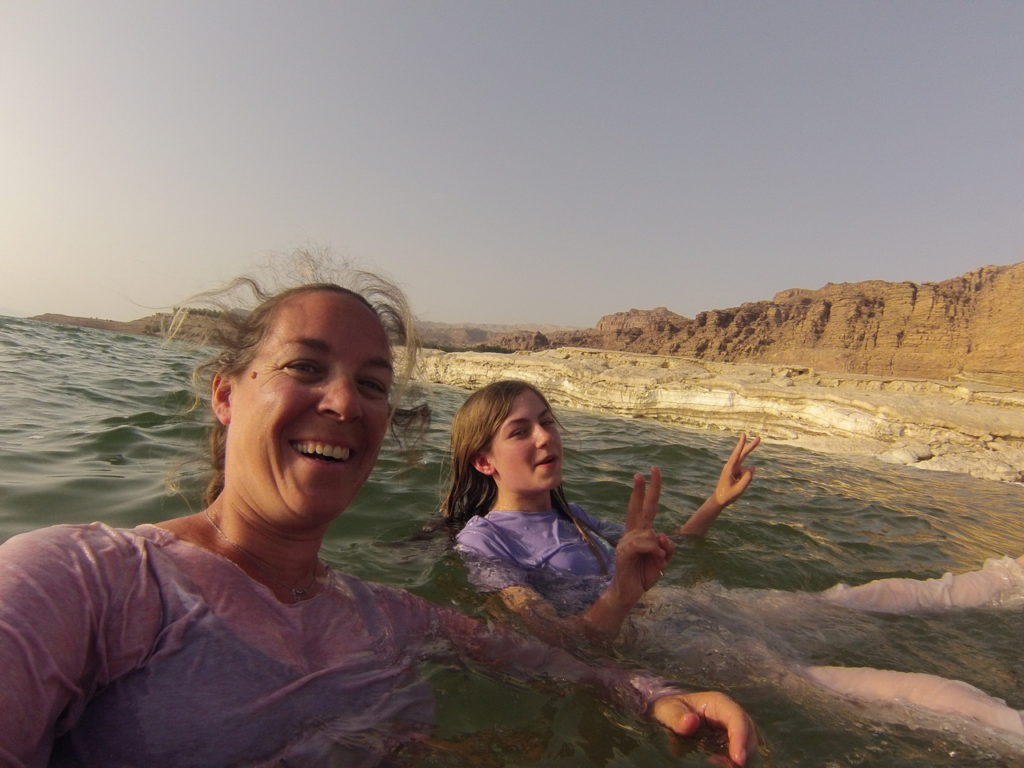 Chatoune et Chatounette dans la Mer Morte en Jordanie