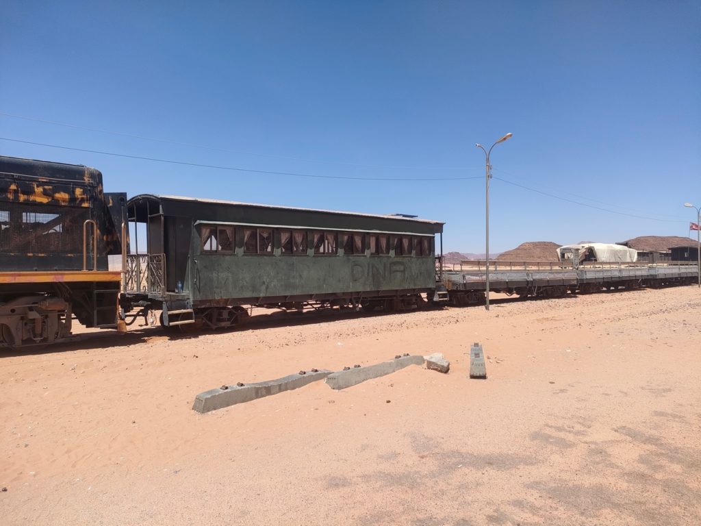 trains avant l'entrée dans le parc du désert du wadi rum