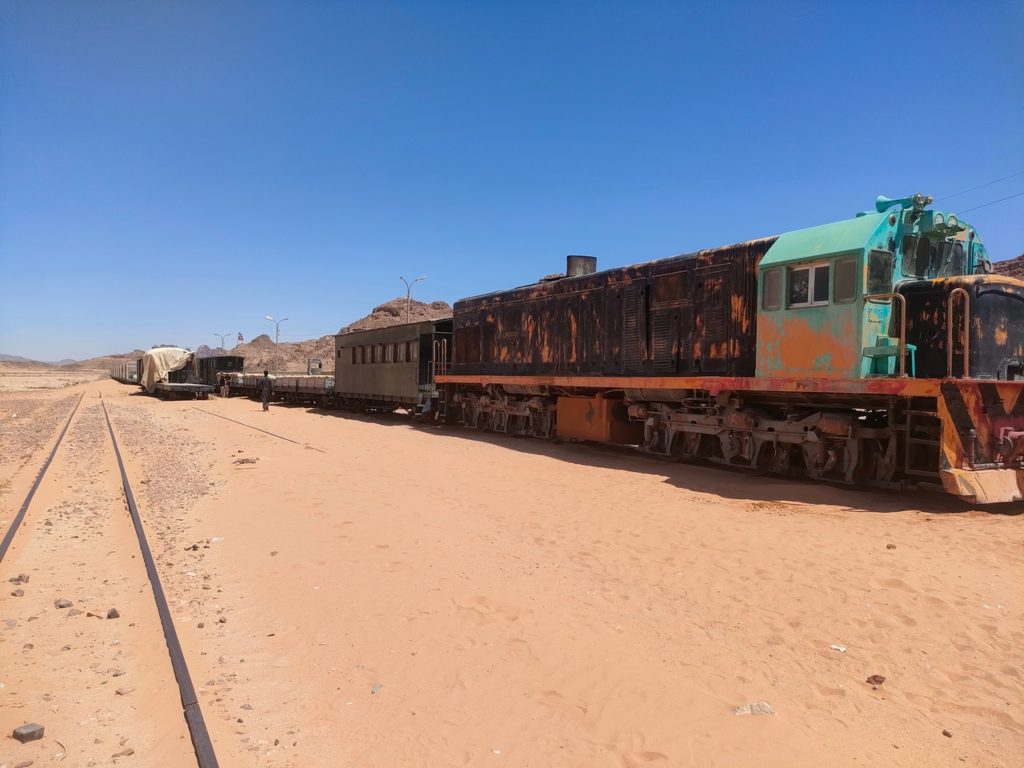 trains avant l'entrée dans le parc du désert du wadi rum