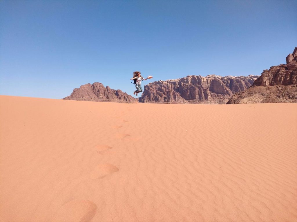chatounette qui saute dans le désert de sable du wadi rum