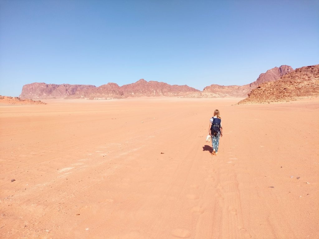 chatounette qui marche pied nu dans le sable du désert du wadi rum
