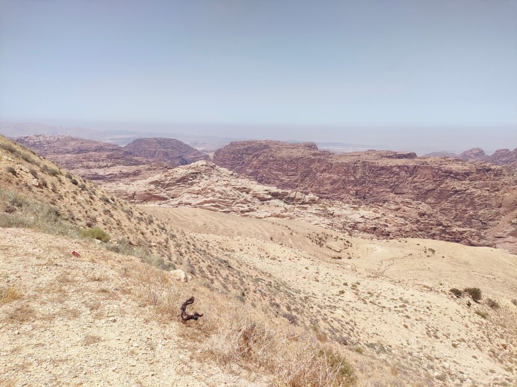 paysage sur la route entre le wadi rum et little pétra